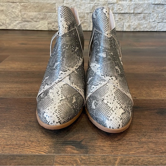 BC Azalea Crisscross Ankle Booties Python Print Size 10 - Picture 7 of 9